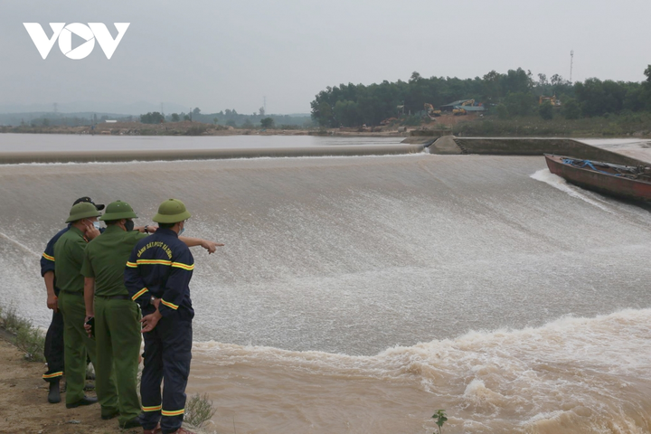 Cận cảnh giải cứu 7 người mắc kẹt giữa dòng nước xiết ở Quảng Trị - 7