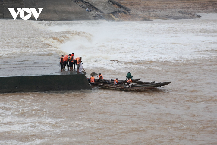 Cận cảnh giải cứu 7 người mắc kẹt giữa dòng nước xiết ở Quảng Trị - 8