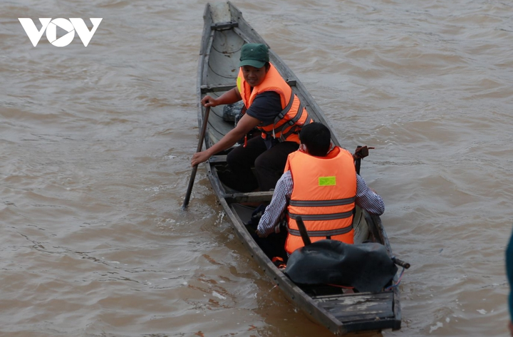 Cận cảnh giải cứu 7 người mắc kẹt giữa dòng nước xiết ở Quảng Trị - 9