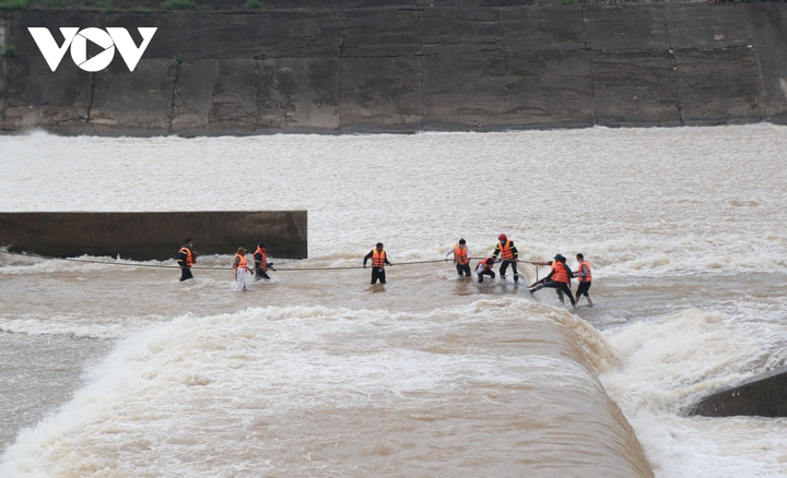 Cận cảnh giải cứu 7 người mắc kẹt giữa dòng nước xiết ở Quảng Trị - 10