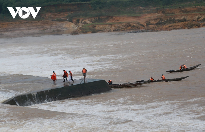 Cận cảnh giải cứu 7 người mắc kẹt giữa dòng nước xiết ở Quảng Trị - 6