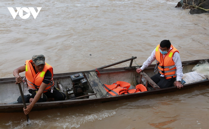 Cận cảnh giải cứu 7 người mắc kẹt giữa dòng nước xiết ở Quảng Trị - 5