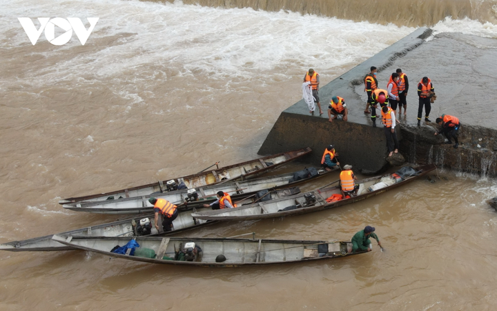 Cận cảnh giải cứu 7 người mắc kẹt giữa dòng nước xiết ở Quảng Trị - 11