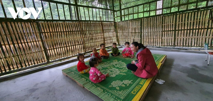 Lớp học bằng nứa lá trên đỉnh núi bốn mùa mây giăng, gió phủ - 1