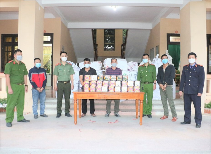 Phá đường dây buôn bán, tàng trữ trái phép 2 tấn pháo nổ ở Nghệ An - 2
