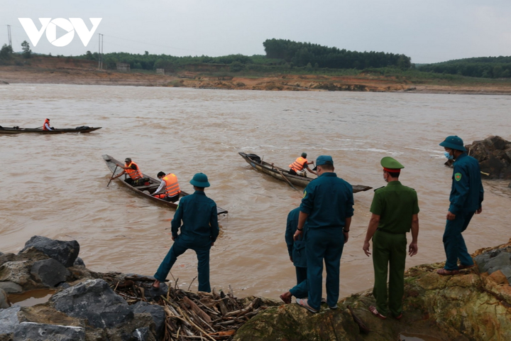 Cận cảnh giải cứu 7 người mắc kẹt giữa dòng nước xiết ở Quảng Trị - 12