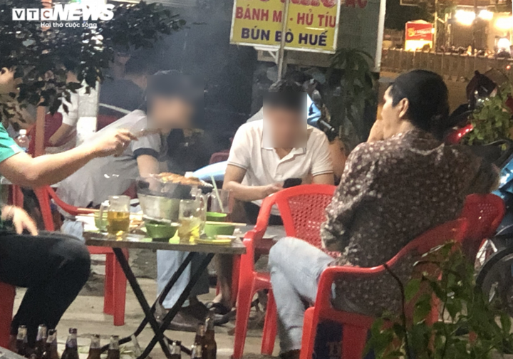 Quán nhậu ở TP.HCM vẫn tưng bừng đón khách dù thành phố chưa cho phép - 4