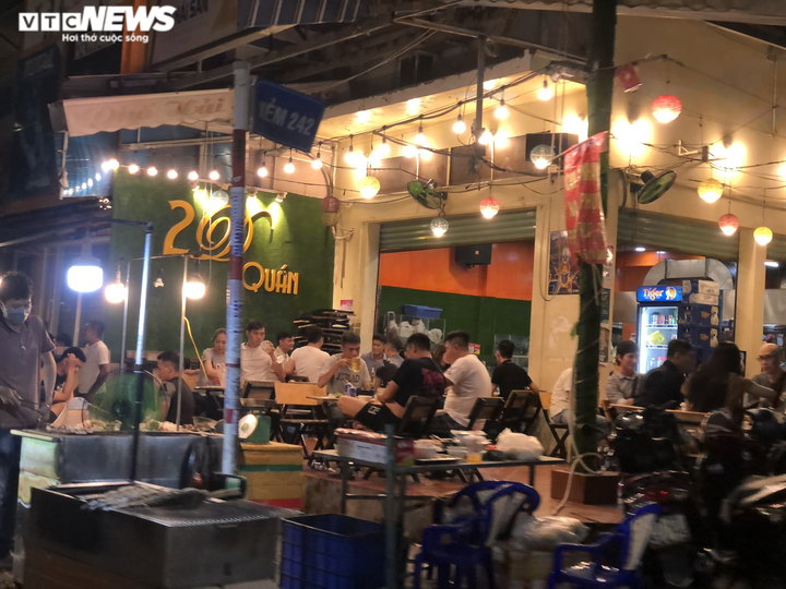 Quán nhậu ở TP.HCM vẫn tưng bừng đón khách dù thành phố chưa cho phép - 2