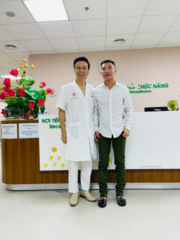 NSND Công Lý xuất viện, vợ trẻ làm rõ những tin đồn thất thiệt - 1