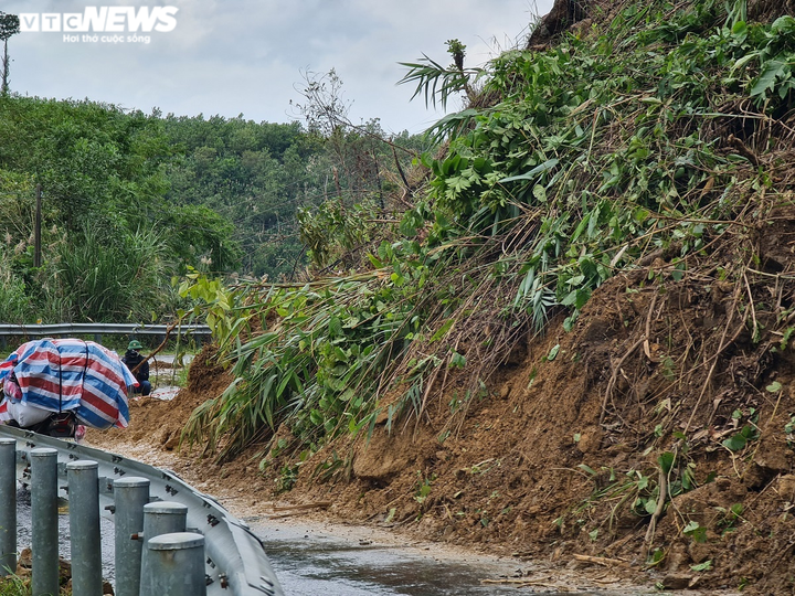 Cận cảnh sạt lở đèo Eo Chim khiến hơn 2.200 người ở Quảng Ngãi bị cô lập - 6