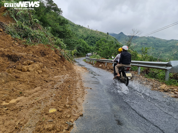 Cận cảnh sạt lở đèo Eo Chim khiến hơn 2.200 người ở Quảng Ngãi bị cô lập - 7
