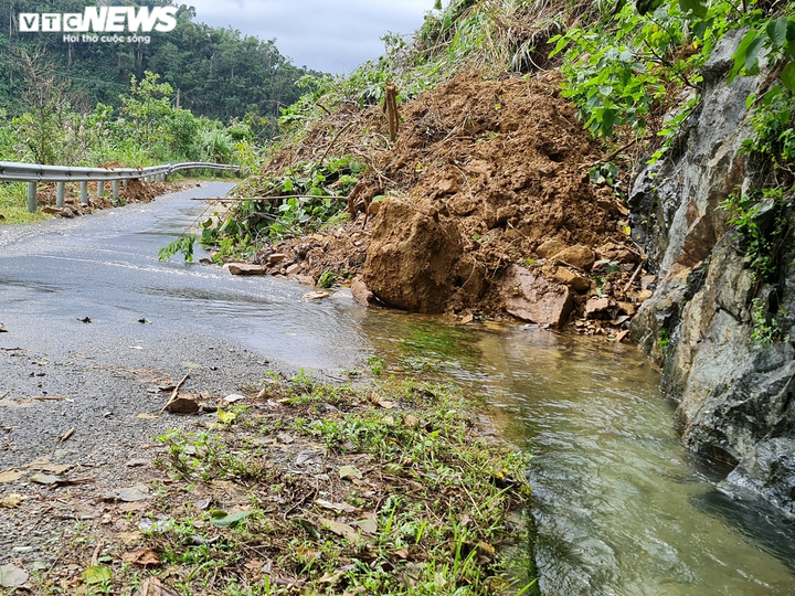 Cận cảnh sạt lở đèo Eo Chim khiến hơn 2.200 người ở Quảng Ngãi bị cô lập - 8