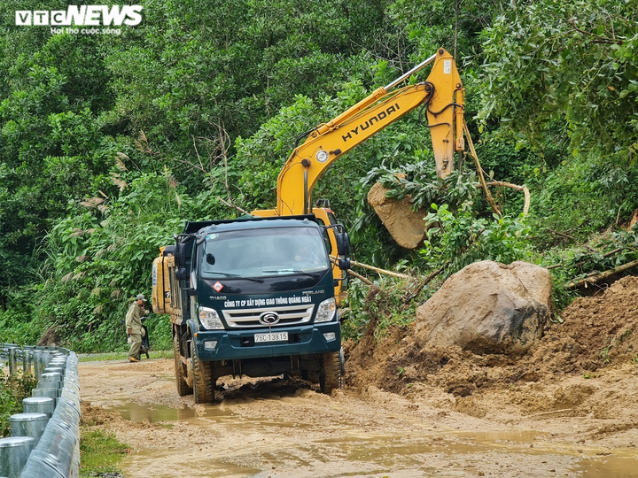 Cận cảnh sạt lở đèo Eo Chim khiến hơn 2.200 người ở Quảng Ngãi bị cô lập - 9