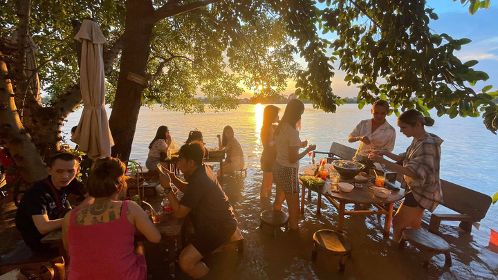 Khách chịu ướt nửa người, vô tư ăn lẩu giữa nước lũ ngập qua ghế gây kinh ngạc - 3