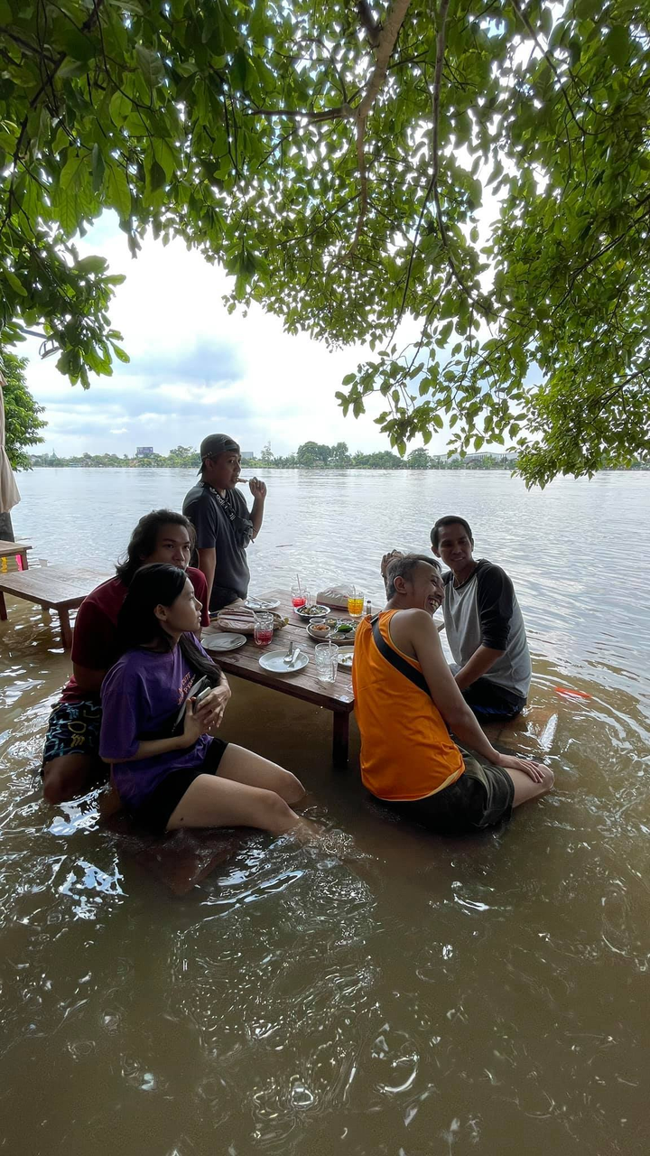 Khách chịu ướt nửa người, vô tư ăn lẩu giữa nước lũ ngập qua ghế gây kinh ngạc - 5