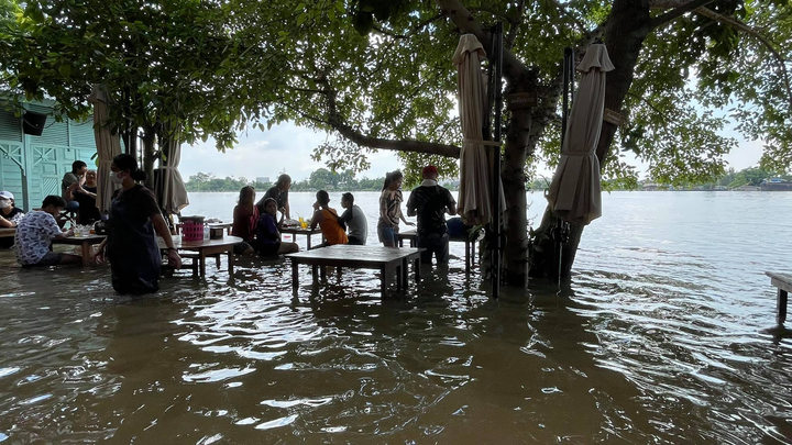 Khách chịu ướt nửa người, vô tư ăn lẩu giữa nước lũ ngập qua ghế gây kinh ngạc - 6