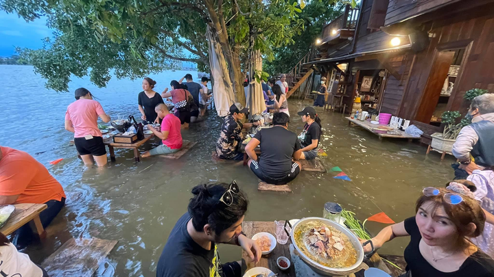 Khách chịu ướt nửa người, vô tư ăn lẩu giữa nước lũ ngập qua ghế gây kinh ngạc - 2