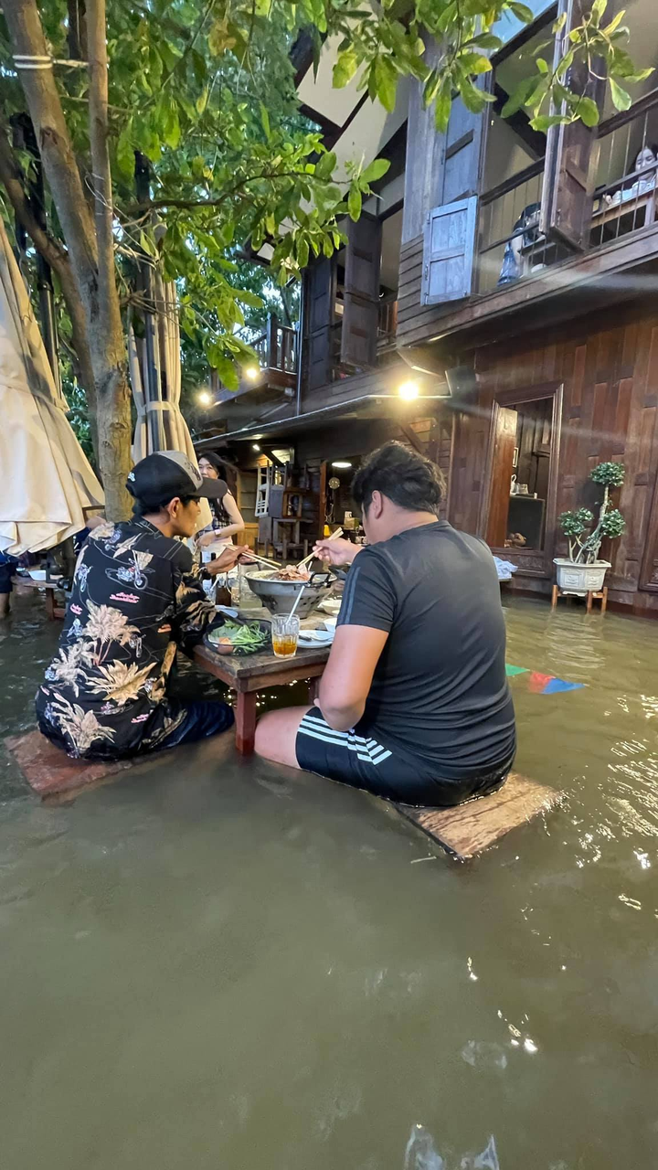 Khách chịu ướt nửa người, vô tư ăn lẩu giữa nước lũ ngập qua ghế gây kinh ngạc - 4