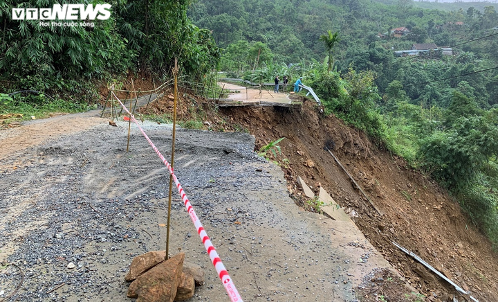 Cận cảnh sạt lở đèo Eo Chim khiến hơn 2.200 người ở Quảng Ngãi bị cô lập - 4