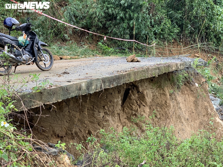 Cận cảnh sạt lở đèo Eo Chim khiến hơn 2.200 người ở Quảng Ngãi bị cô lập - 3