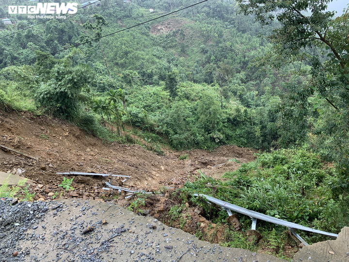 Cận cảnh sạt lở đèo Eo Chim khiến hơn 2.200 người ở Quảng Ngãi bị cô lập - 2