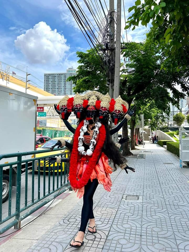 Những màn hóa trang Halloween 'sáng tạo tầm vũ trụ', chẳng thấy sợ chỉ thấy hài - 8