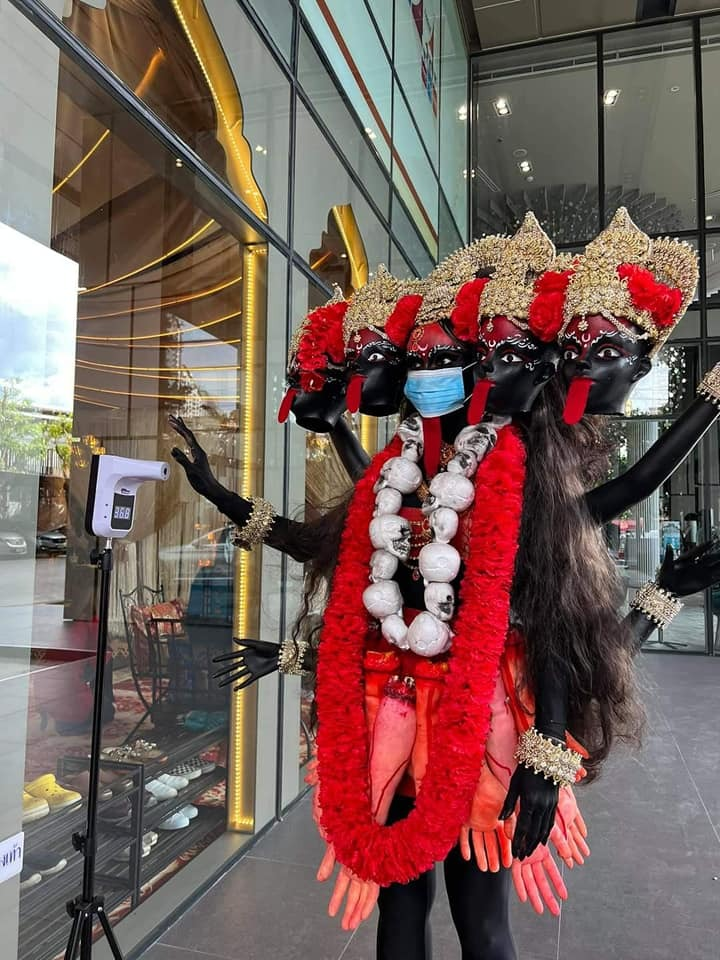 Những màn hóa trang Halloween 'sáng tạo tầm vũ trụ', chẳng thấy sợ chỉ thấy hài - 7