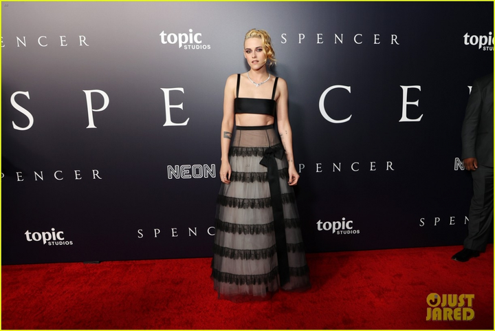 Kristen Stewart ăn mặc siêu gợi cảm dự ra mắt phim về Công nương Diana - 1