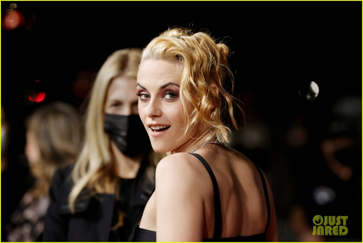 Kristen Stewart ăn mặc siêu gợi cảm dự ra mắt phim về Công nương Diana - 2