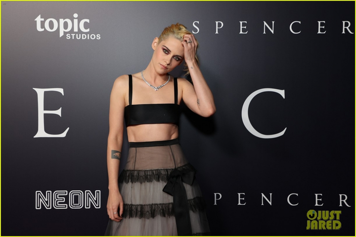 Kristen Stewart ăn mặc siêu gợi cảm dự ra mắt phim về Công nương Diana - 8