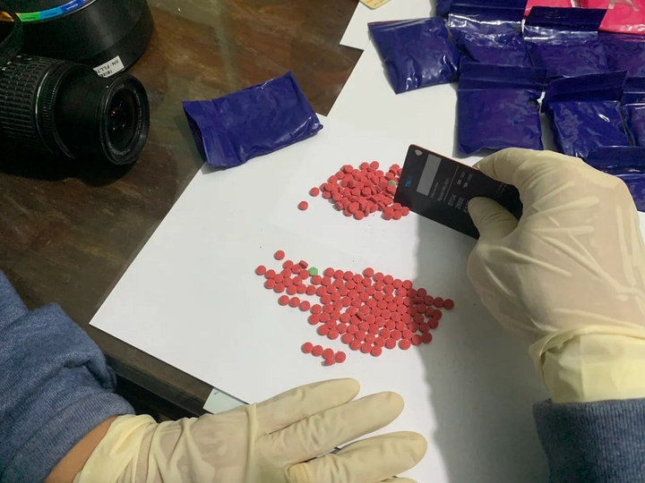 Bắt đôi nam nữ tàng trữ gần 4.000 viên ma túy ở Quảng Bình - 2