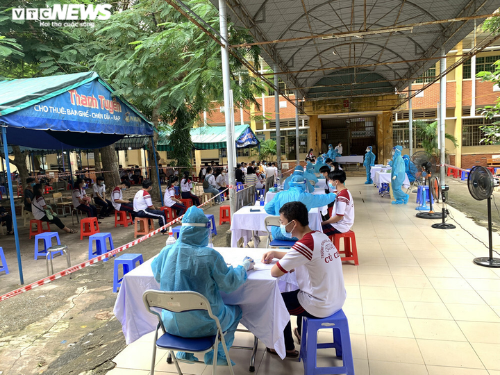 Ảnh: Ngày đầu tiên TP.HCM tiêm vaccine COVID-19 cho trẻ em - 3