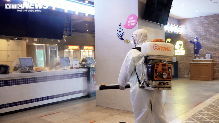 Rạp phim ở TP.HCM tất bật dọn dẹp, phun khử khuẩn chờ ngày mở cửa - 3