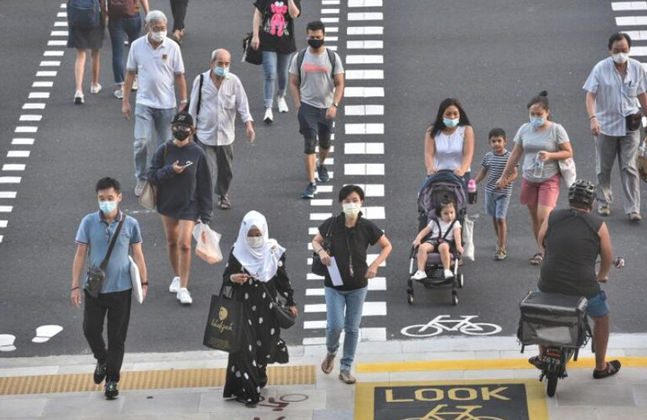 Sống chung với COVID-19, Singapore tăng sốc ca bệnh - 1