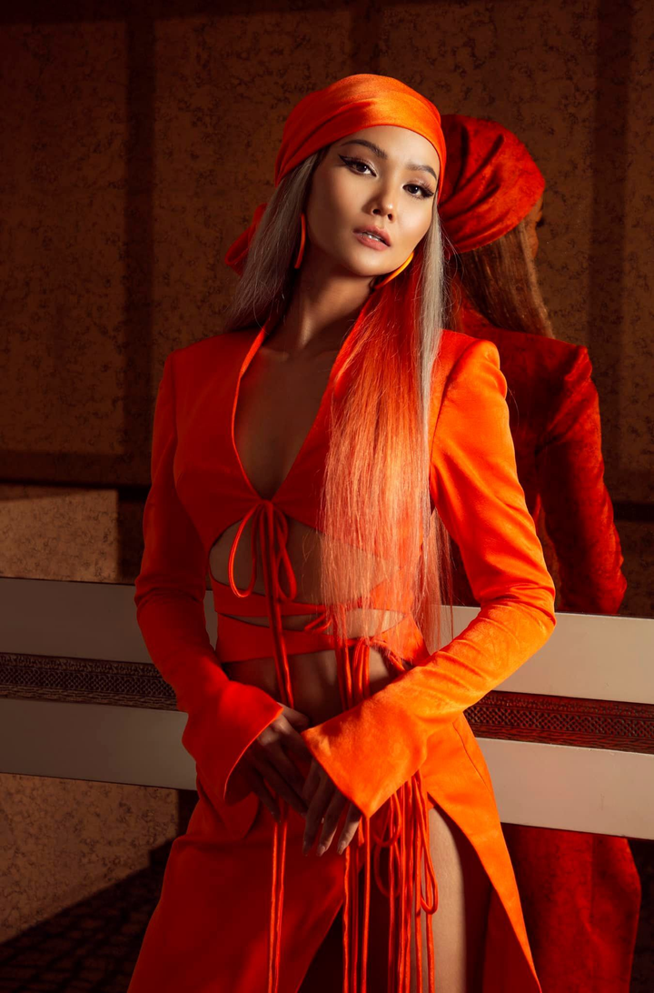 H'Hen Niê khoe phong cách thời trang gợi cảm, biến hóa khi ngồi 'ghế nóng' - 8