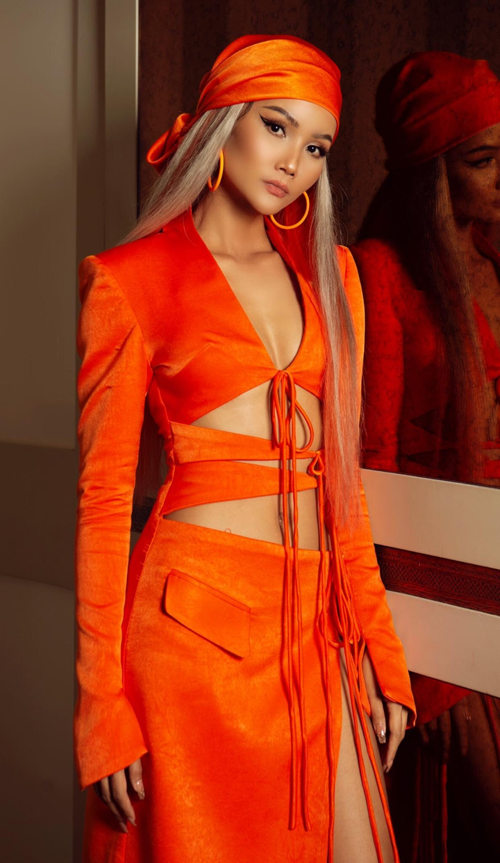 H'Hen Niê khoe phong cách thời trang gợi cảm, biến hóa khi ngồi 'ghế nóng' - 7