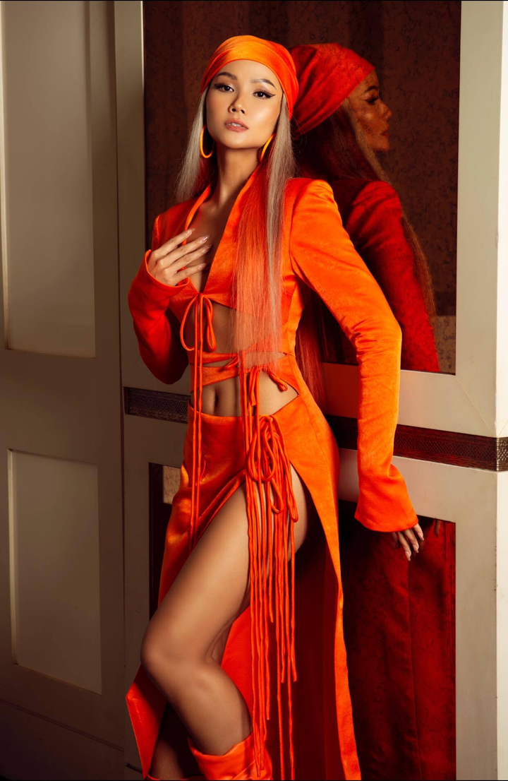 H'Hen Niê khoe phong cách thời trang gợi cảm, biến hóa khi ngồi 'ghế nóng' - 9