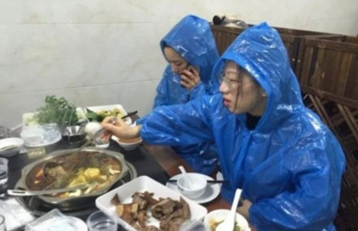 4 cô gái vô tư mặc áo mưa ăn lẩu ở quán, 'ngã ngửa' khi biết lý do đằng sau - 2