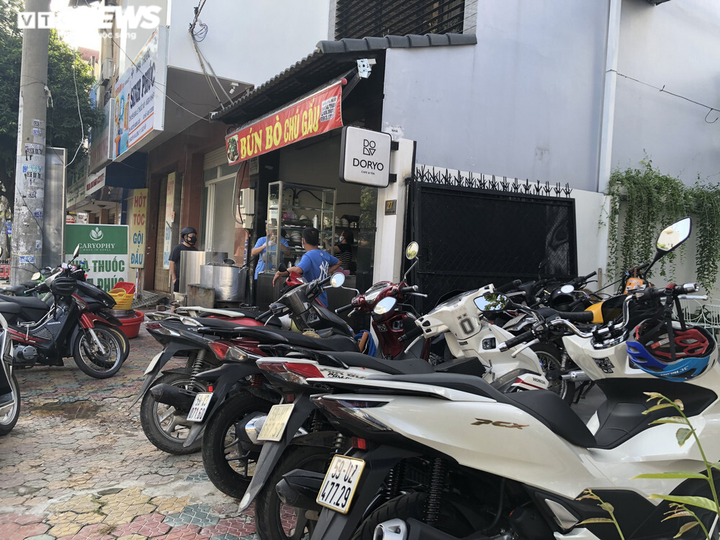 Quán phở, bún bò ở TP.HCM đắt hàng trong ngày đầu được bán tại chỗ - 5