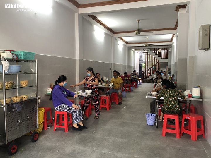 Quán phở, bún bò ở TP.HCM đắt hàng trong ngày đầu được bán tại chỗ - 2