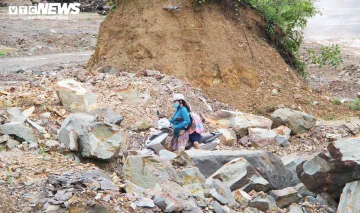 Ảnh: Đường 643 tỷ chậm tiến độ, dân than trời vì hít bụi, lội bùn suốt 2 năm - 5