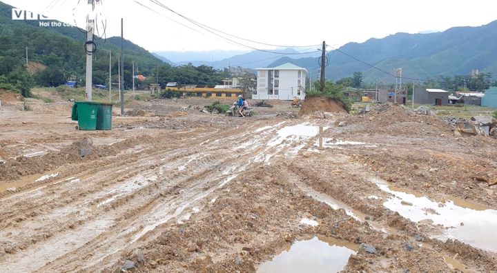 Ảnh: Đường 643 tỷ chậm tiến độ, dân than trời vì hít bụi, lội bùn suốt 2 năm - 8