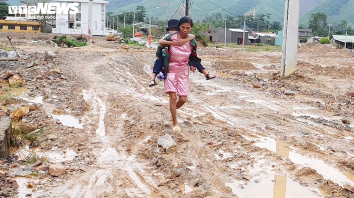 Ảnh: Đường 643 tỷ chậm tiến độ, dân than trời vì hít bụi, lội bùn suốt 2 năm - 4