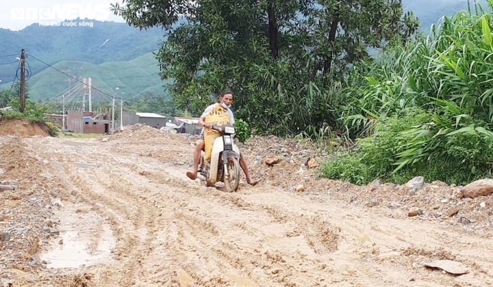 Ảnh: Đường 643 tỷ chậm tiến độ, dân than trời vì hít bụi, lội bùn suốt 2 năm - 6