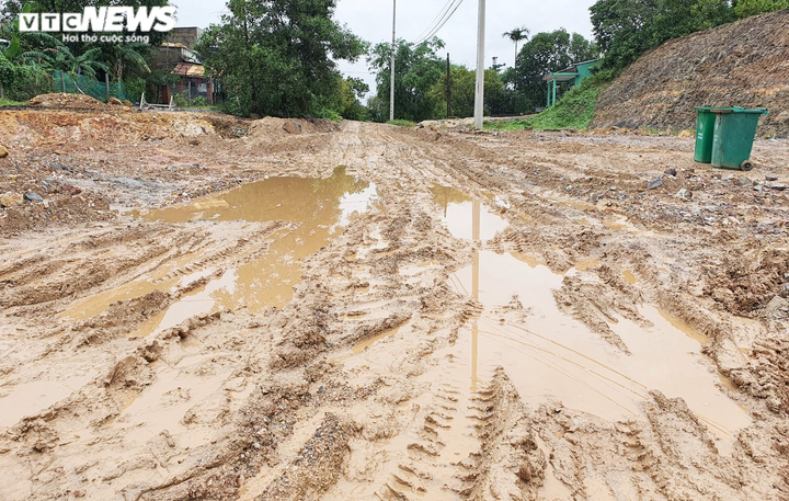 Ảnh: Đường 643 tỷ chậm tiến độ, dân than trời vì hít bụi, lội bùn suốt 2 năm - 1