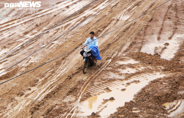 Ảnh: Đường 643 tỷ chậm tiến độ, dân than trời vì hít bụi, lội bùn suốt 2 năm - 3