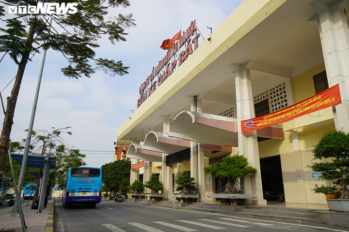 Ảnh: Bến xe Hà Nội vẫn đìu hiu sau một tuần hoạt động trở lại - 1