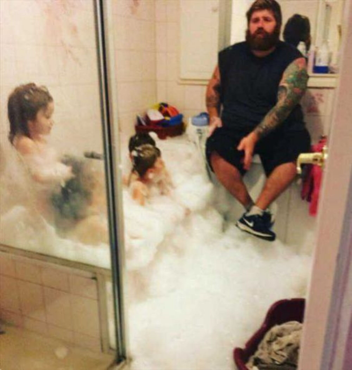 Hoảng với kiểu chăm con của các anh chàng đã lên chức bố mà tưởng mình còn teen - 3