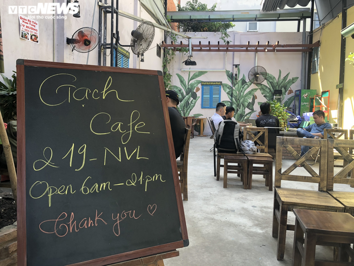 Quán phở, bún bò ở TP.HCM đắt hàng trong ngày đầu được bán tại chỗ - 7