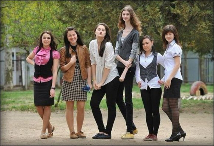 Sở hữu chiếc cổ dài 18cm như photoshop, cô gái nhận mưa lời khen về nhan sắc - 1